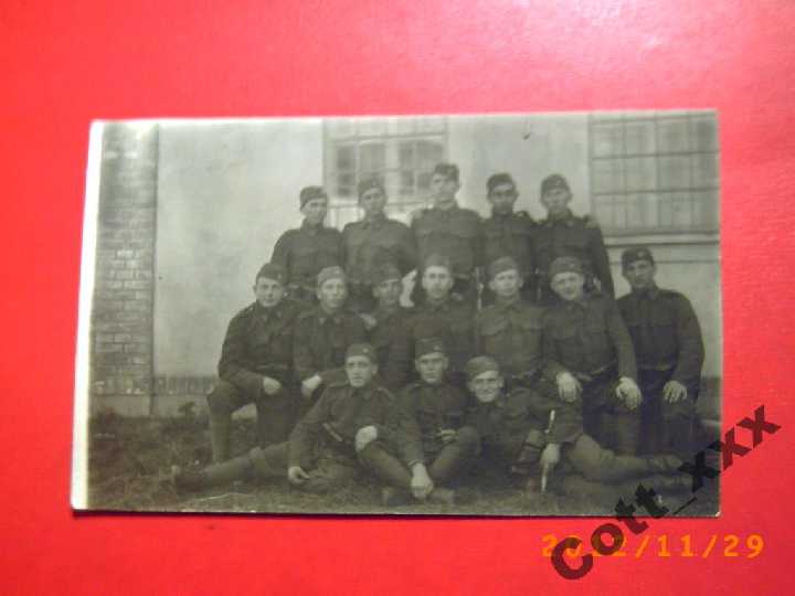 Фото- ВЗВОД СОЛДАТ возле казармы - 1931- года - фото фото фото 0