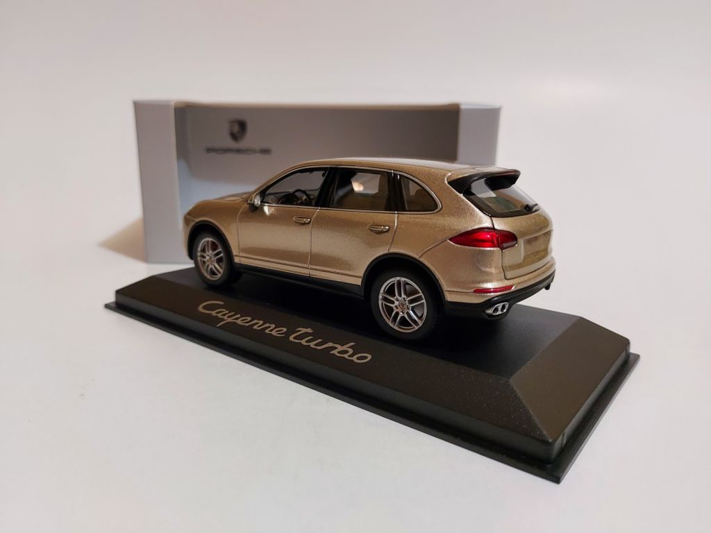 Minichamps 1:43 Porsche Cayenne Turbo  (2014) pearl-silver - фото фото фото 2
