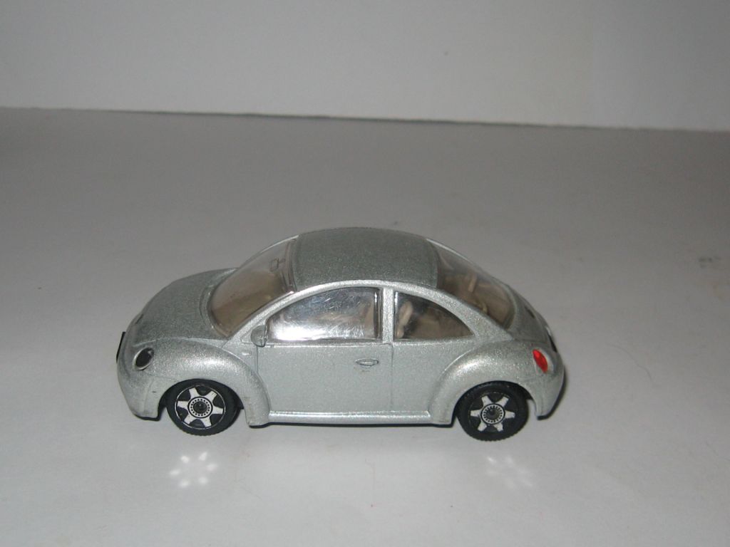 Модель машинка Volkswagen new beetle 1:43 Bburago Made in Italy - фото фото фото 2