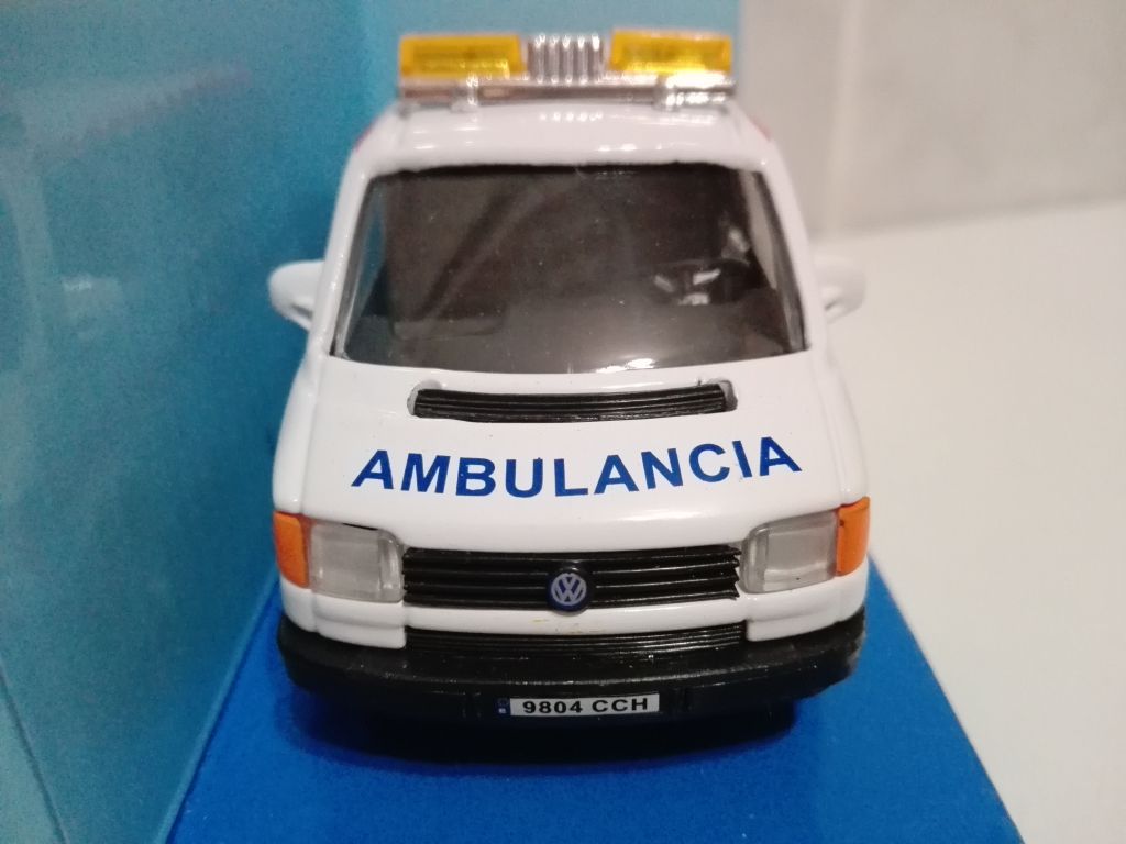 1/43 VOLKSWAGEN Ambulance 061. Cararama. - фото фото фото 3