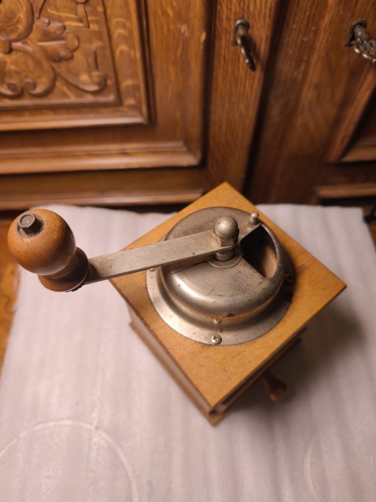 * Старинная кофемолка из швейцарии - фото фото фото 2