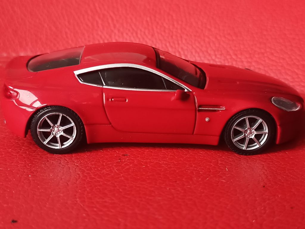 ASTON  MARTIN  AMV8  1 :43 DeAgostini - фото фото фото 4