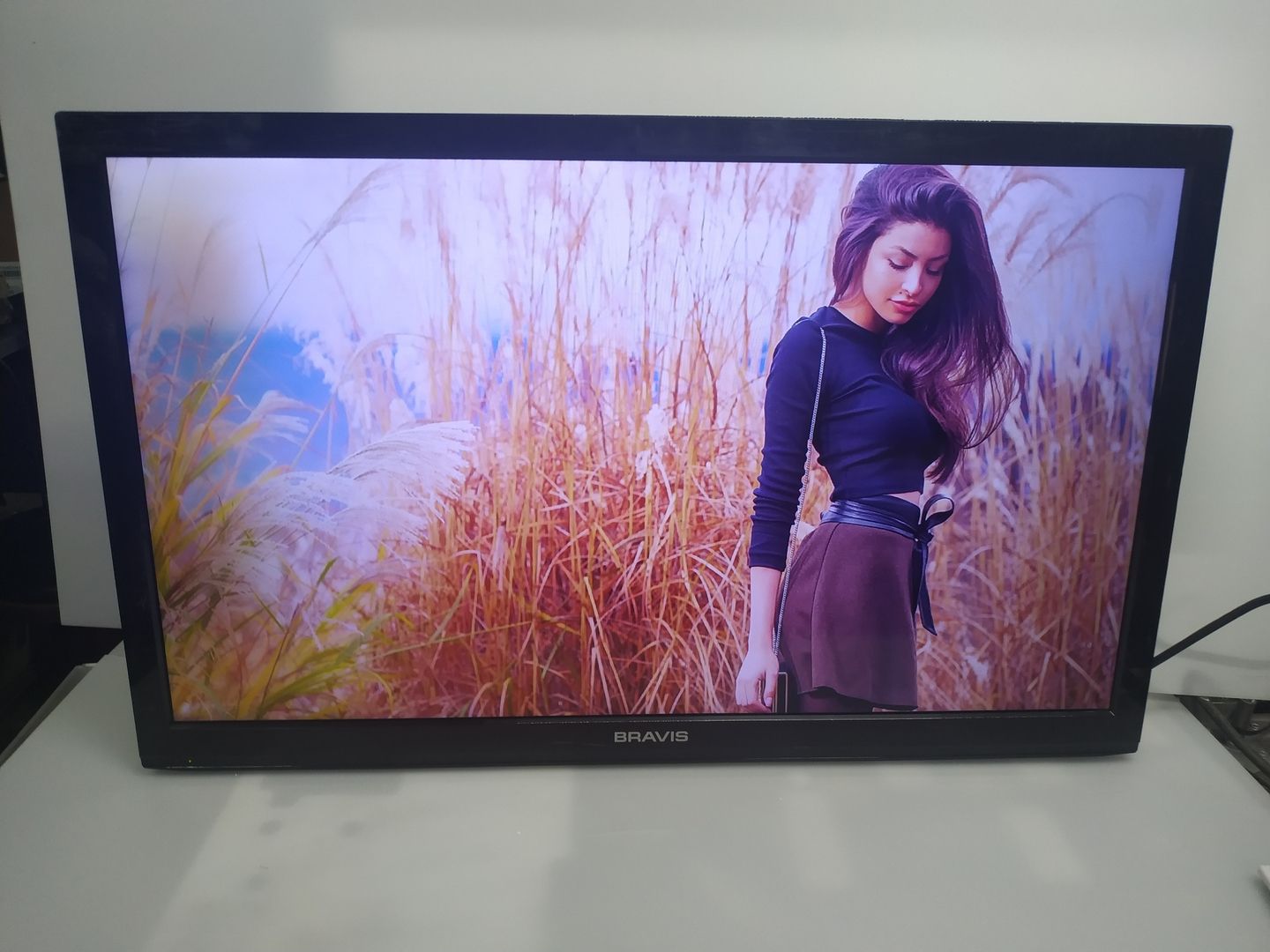 Лед телевизор Б/У для села BRAVIS 32" FullHD, цвета бомба - фото фото фото 0