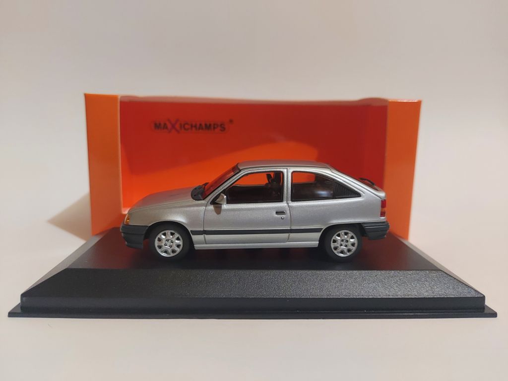 Maxichamps 1:43 Opel Kadett  (1990) silver metallic - фото фото фото 1