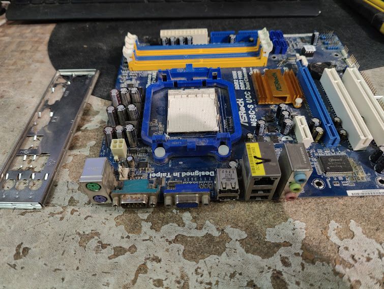 Мат. плата ASRock N68C-S UCC Socket AM2+ AM3 SATA RAID MicroATX 2DDR2+2DDR3 № 250403206 - фото фото фото 2