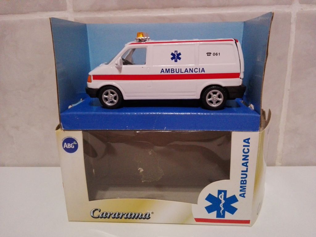 1/43 VOLKSWAGEN Ambulance 061. Cararama. - фото фото фото 5