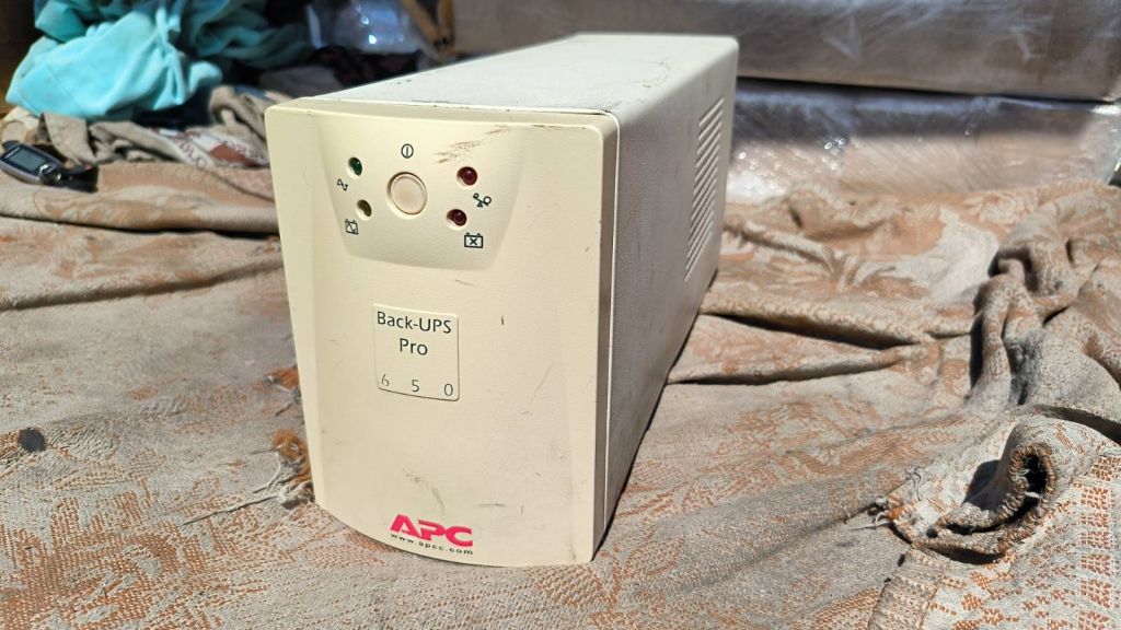 Безперебійник ДБЖ APC Back-UPS Pro 650       (BP650SI) - фото фото фото 0