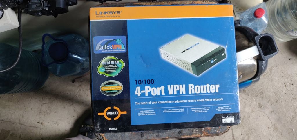 VPN маршрутизатор Cisco Linksys RV042 № 222209 - фото фото фото 0