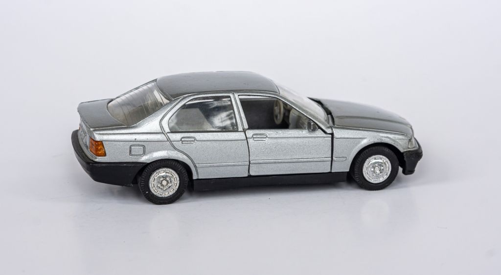 1:36 BMW 325i   (E36) 1990-96 silver, WELLY #9042 - фото фото фото 4