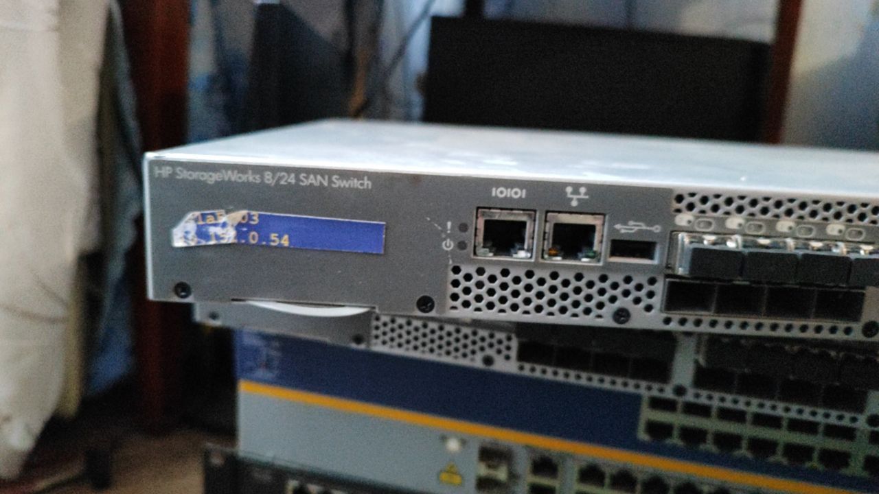 Комутатор hp StorageWorks 8/24x 8gb sfp+ - фото фото фото 1