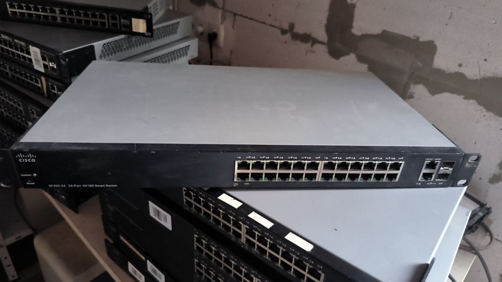 Комутатор CISCO SF200-24 Smart Swith - фото фото фото 0