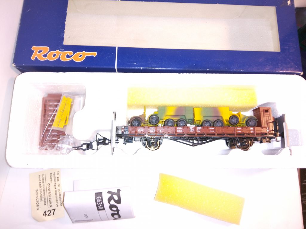 Вагон платформа з військовою технікою. Roco 66350 - фото фото фото 1