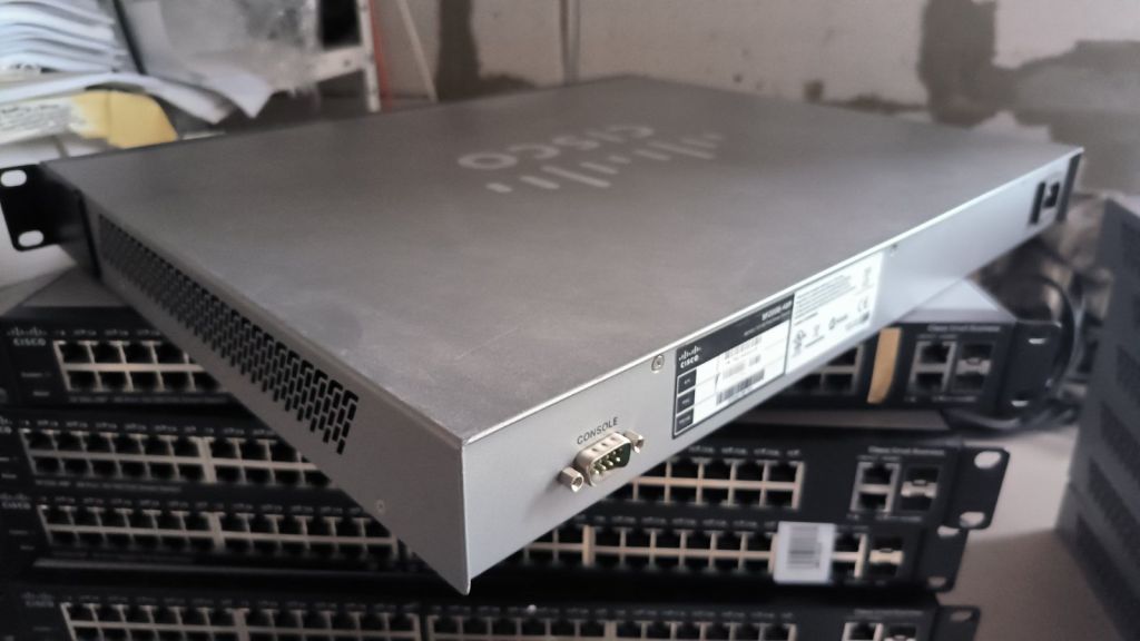 Комутатор CISCO SF200E-48P POE Smart Swith - фото фото фото 3