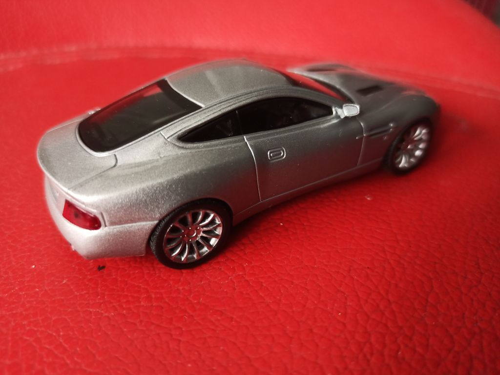 ASTON  MARTIN   V12  VANQUISH   1:43 DeAgostini - фото фото фото 3
