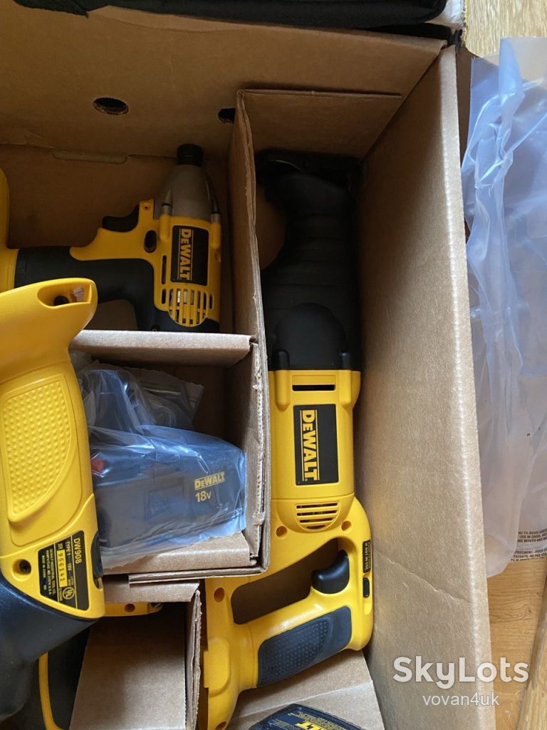 DeWALT DCK425C 18 V 4‑Tool Compact Combo Kit - фото фото фото 2