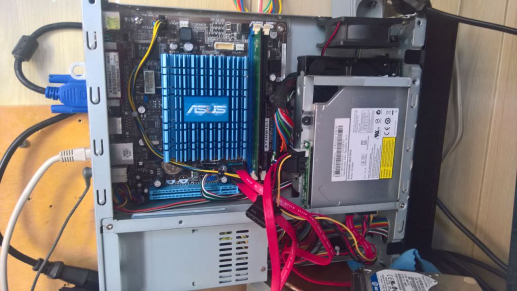 Мини ПК Thermaltake SD100/Intel Atom HT D410 1.66Ghz/DDR2-2Gb/hdd 80Gb - фото фото фото 0
