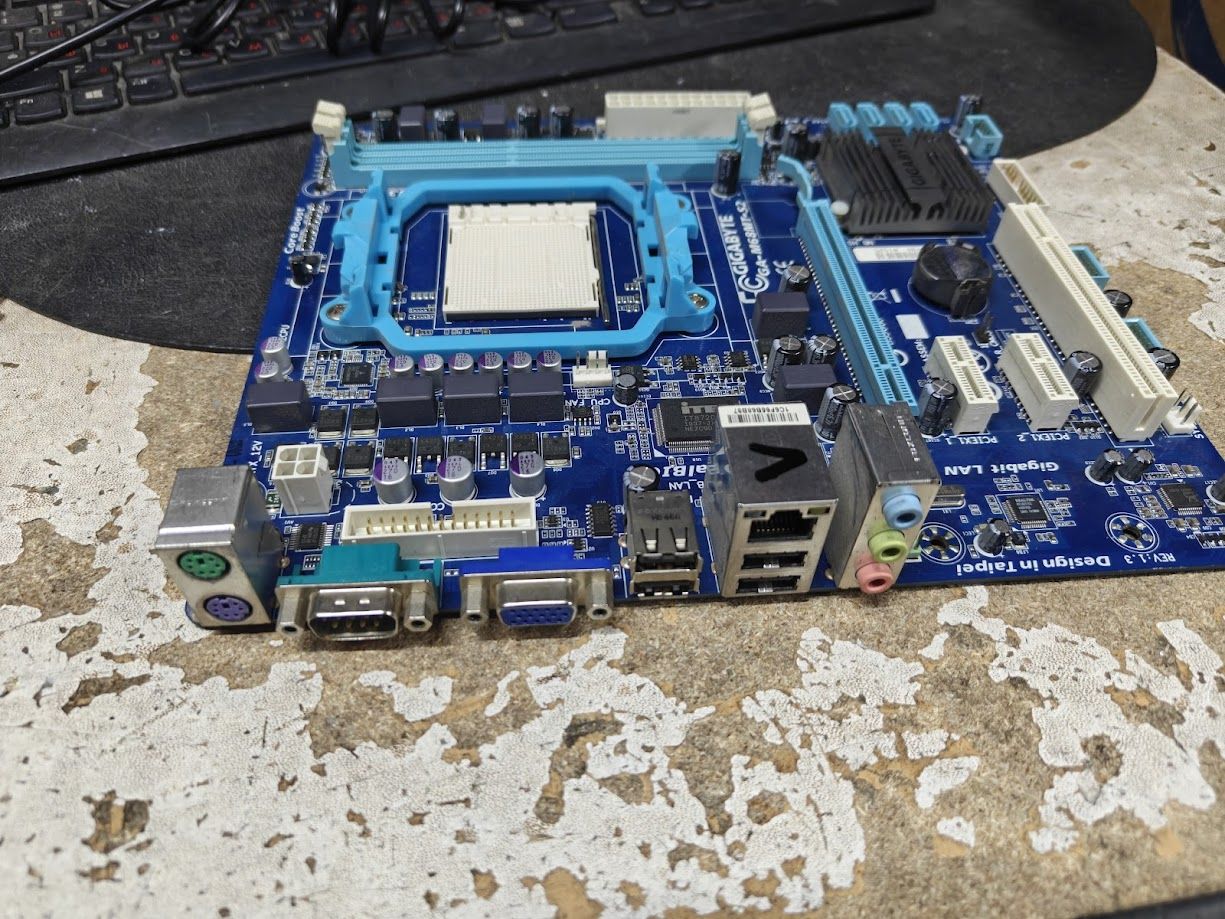 Мат. плата GIGABYTE GA-M68MT-S2 Socket AM3 mATX 2DDR3 № 261203501 - фото фото фото 1
