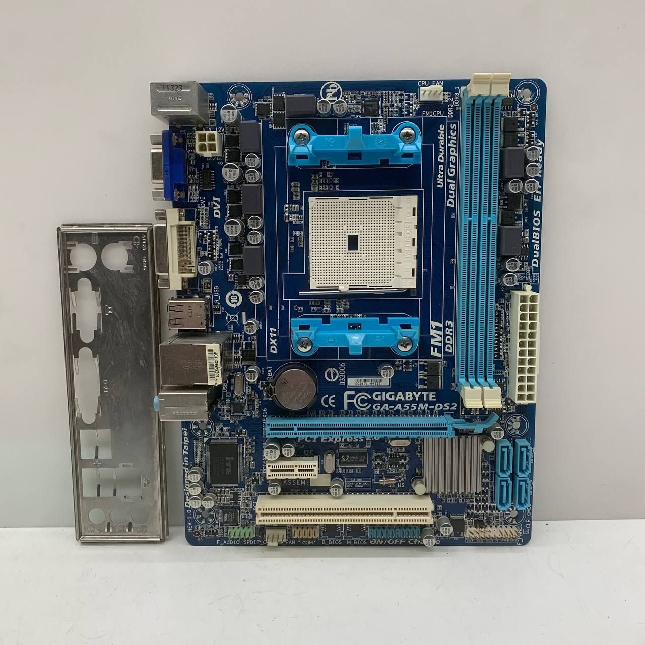 Материнская плата sFM1 GIGABYTE GA-A55M-DS2  (Socket FM1,DDR3,б/у) - фото фото фото 0