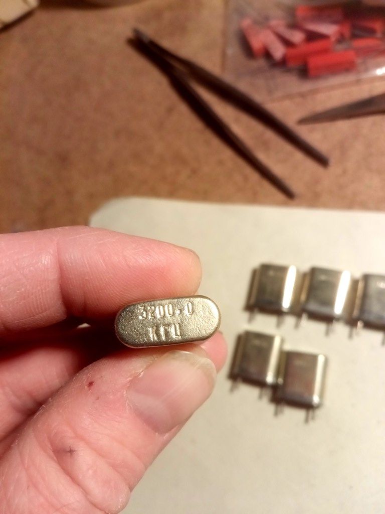Кварцевый резонатор 3200 кГц   (средний) новые - фото фото фото 3