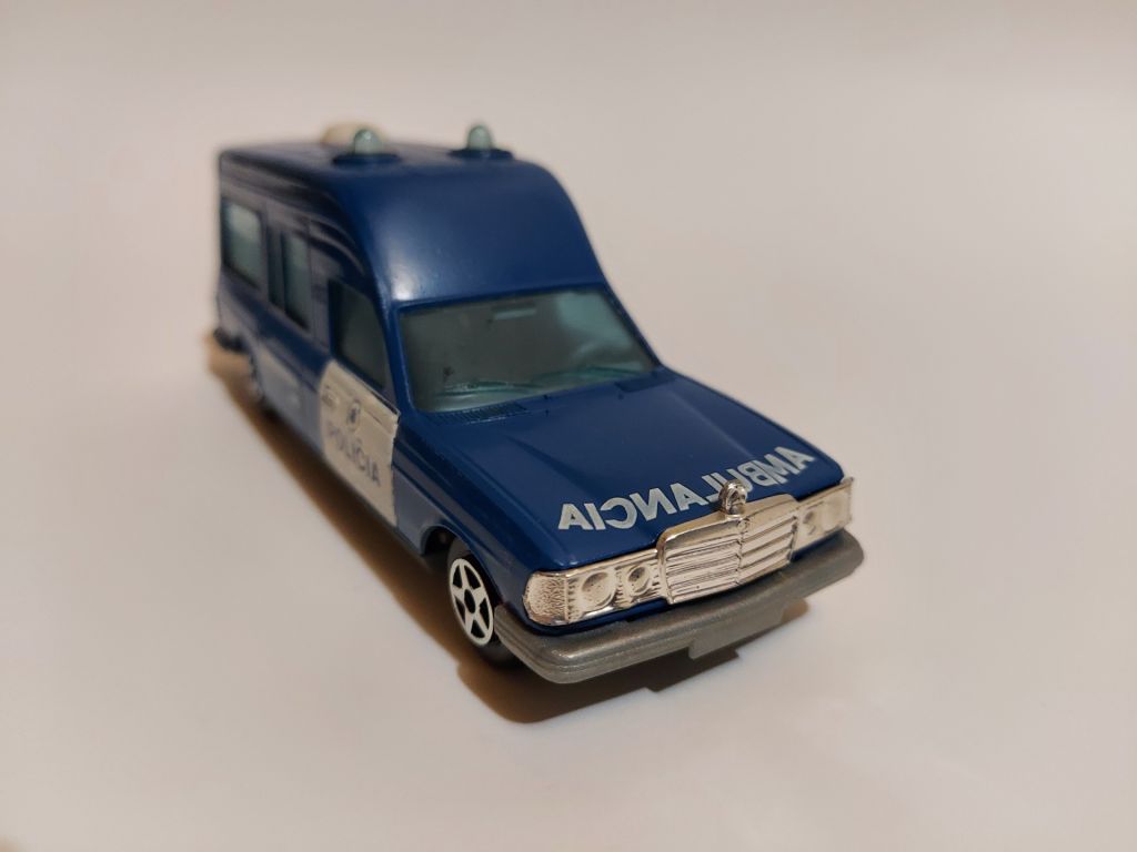 Norev 1:43 Mercedes Policia Ambulance - фото фото фото 6
