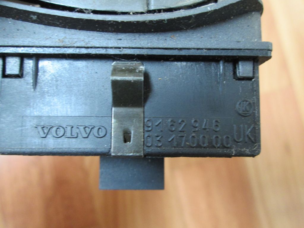 Volvo S70 97-00 кнопка открывания багажника и лючка бензобака 9162946 - фото фото фото 2