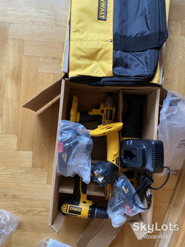 DeWALT DCK425C 18 V 4‑Tool Compact Combo Kit - фото фото фото 0