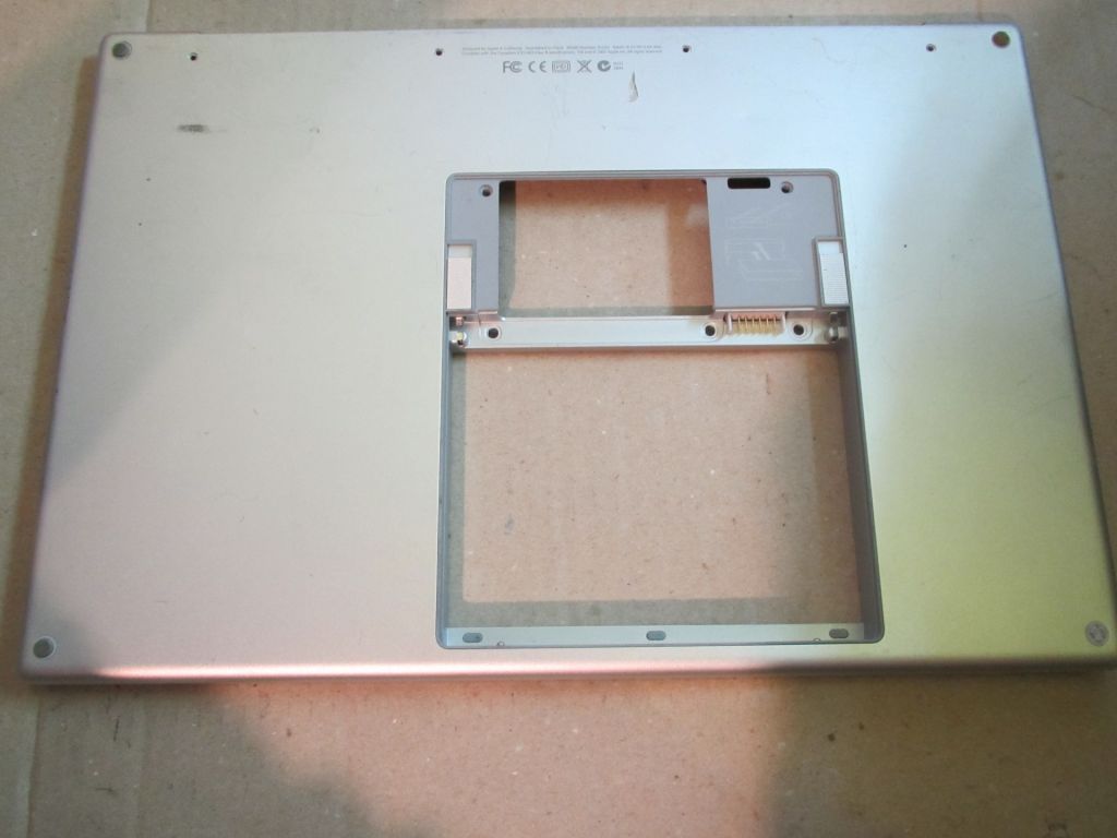корпус ноутбука Apple MacBook Pro 15" A1226 - поддон  (620-3967) - фото фото фото 0