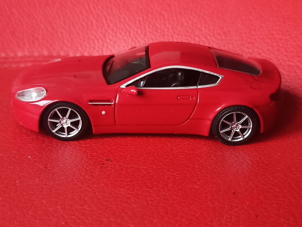 ASTON  MARTIN  AMV8  1 :43 DeAgostini - фото фото фото 3