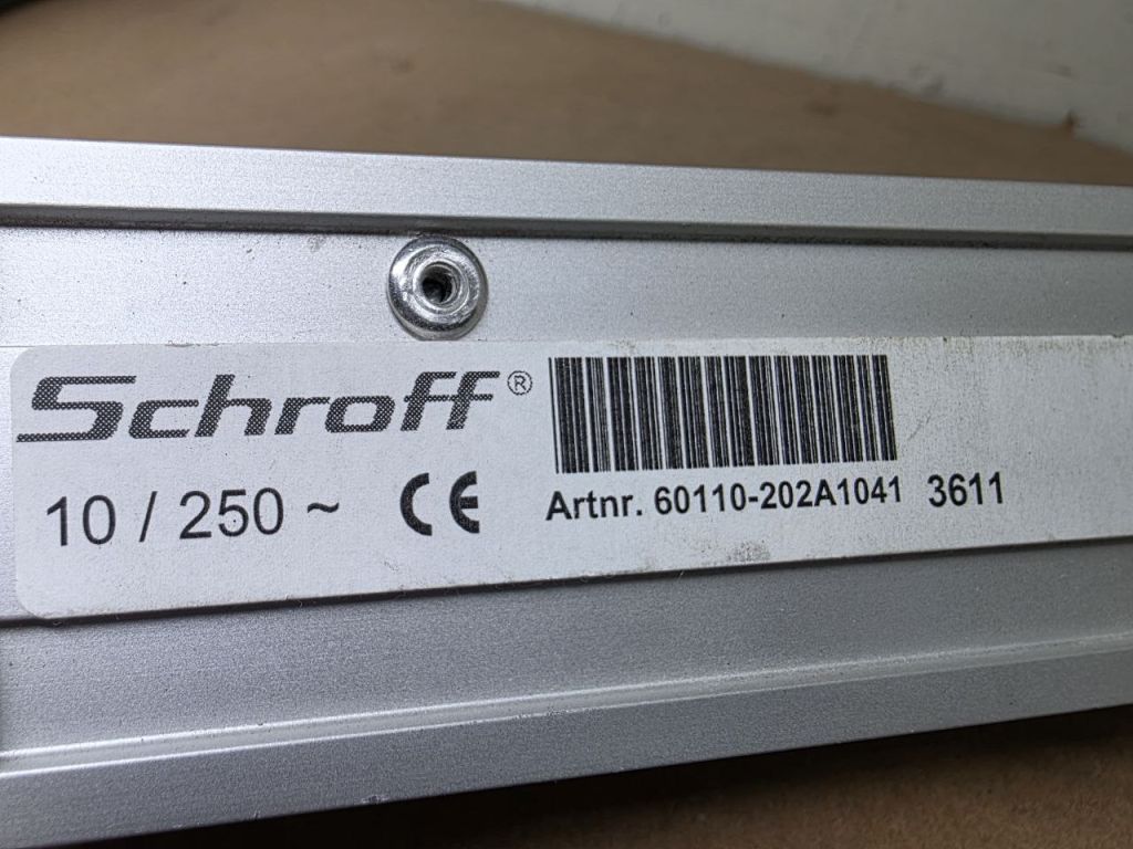 Schroff PDU 9×Schuko IEC C14 10A 19"  (8316-3) - фото фото фото 3