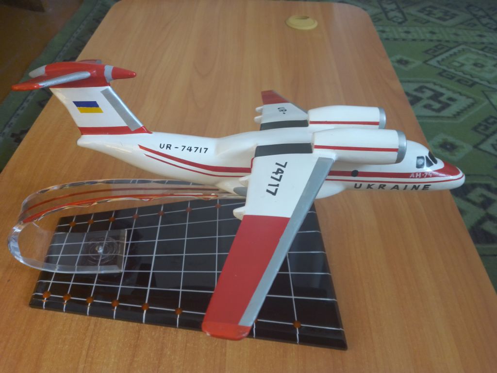 Коллекционная металлическая модель самолета літака АН-74   (ХАЗ), масштаб 1:72, UR-74717 - фото фото фото 0