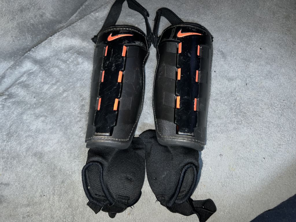 ЩІТКИ ФУТБОЛЬНІ NIKE Німеччина РАЗМЕР  Л - фото фото фото 0