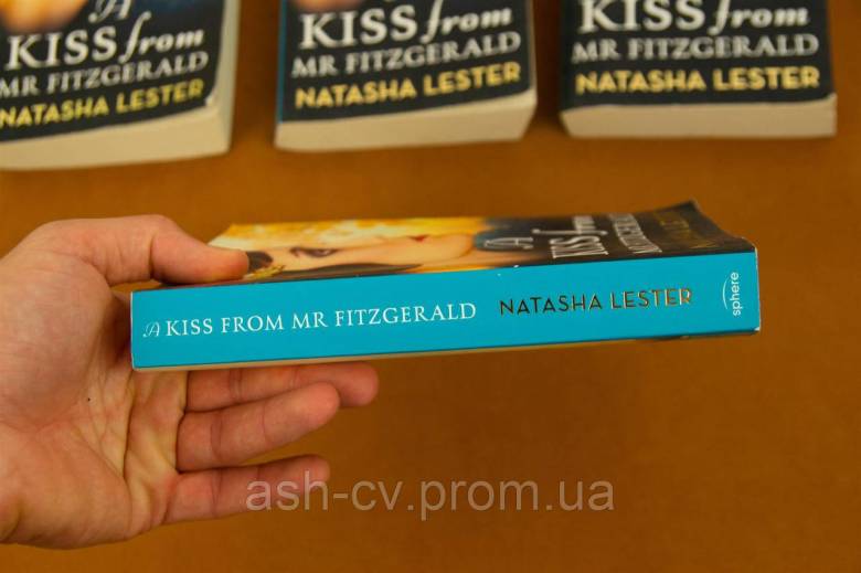 Книжка A KISS від Mr Fitzgerald. Natasha Lester - фото фото фото 1