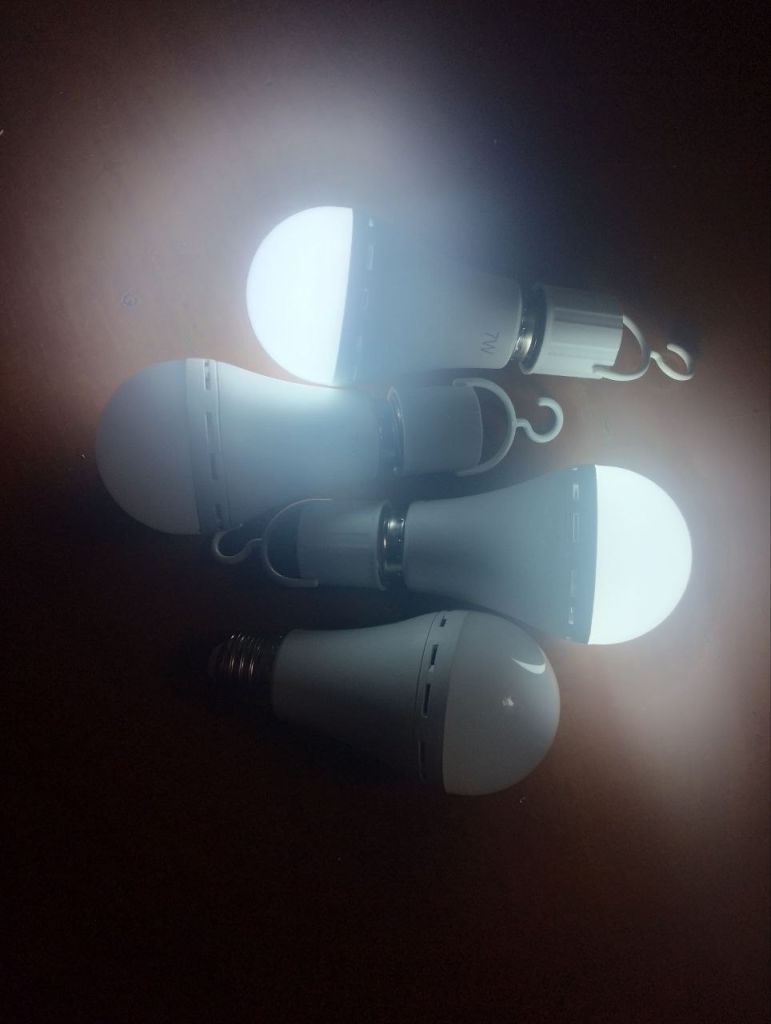 Аварійна led-лампа з акумулятором самозаряжающаяся 7 вт фонарик аварийная - фото фото фото 1
