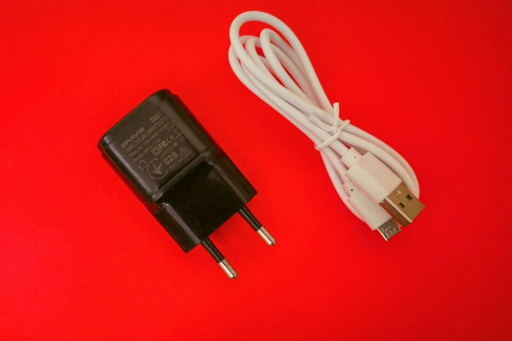 Зарядное Оригинал Bravis 5v 1.5A Зарядка - фото фото фото 1