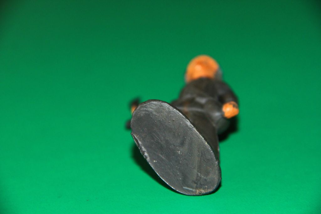 СОЛДАТ АРМІЇ  ГДР НДР з автоматом вгору 70-75мм - фото фото фото 2