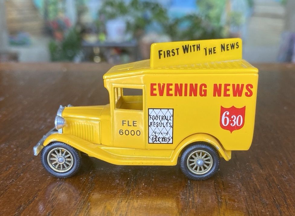 Модель автомобиля EVENING NEWS 1:43 LLEDO Англия - фото фото фото 6