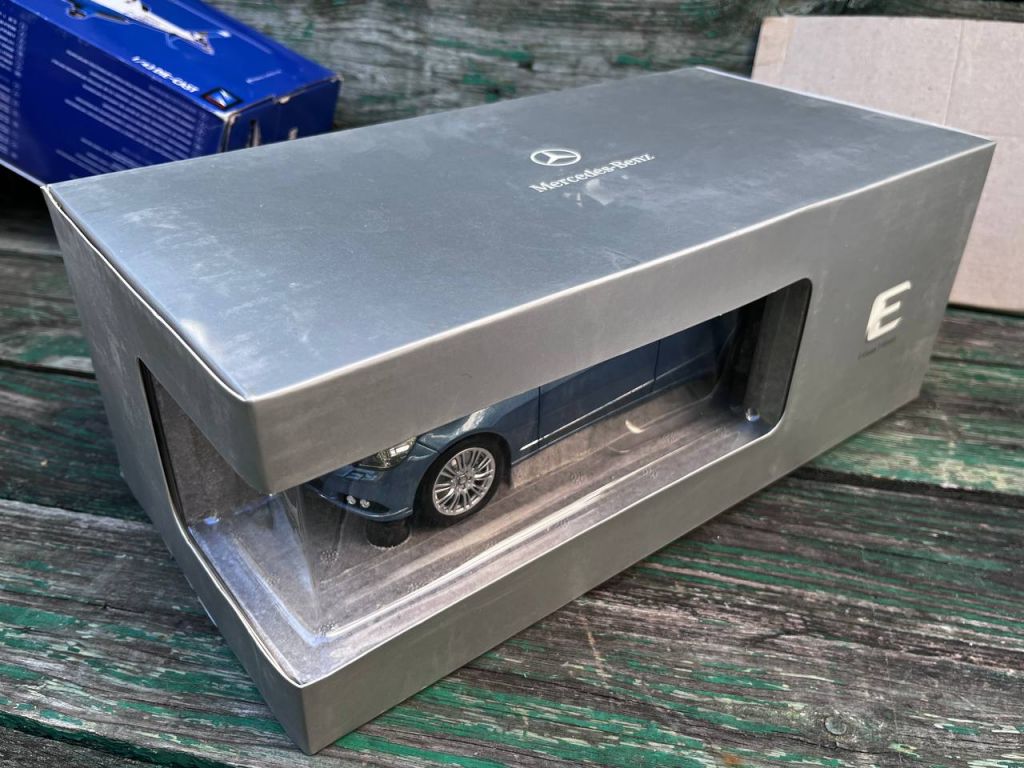 Mercedes Benz E-classe T-modell by Minichamps 1:18 - фото фото фото 6