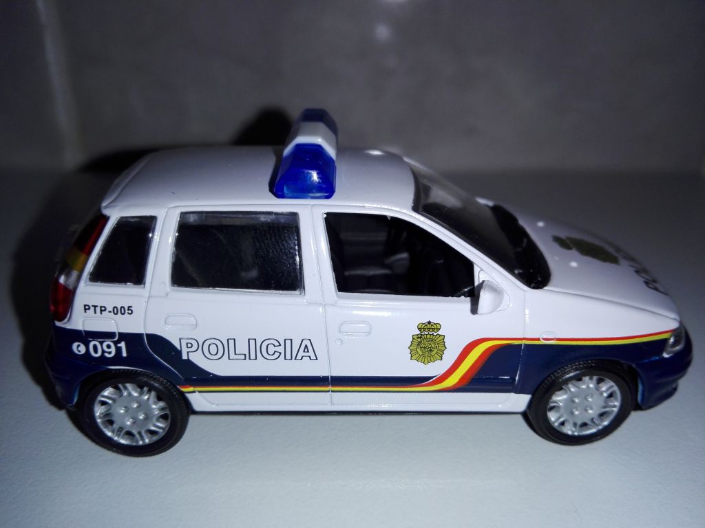 1/43 FIAT PUNTO Policia. Cararama. - фото фото фото 2
