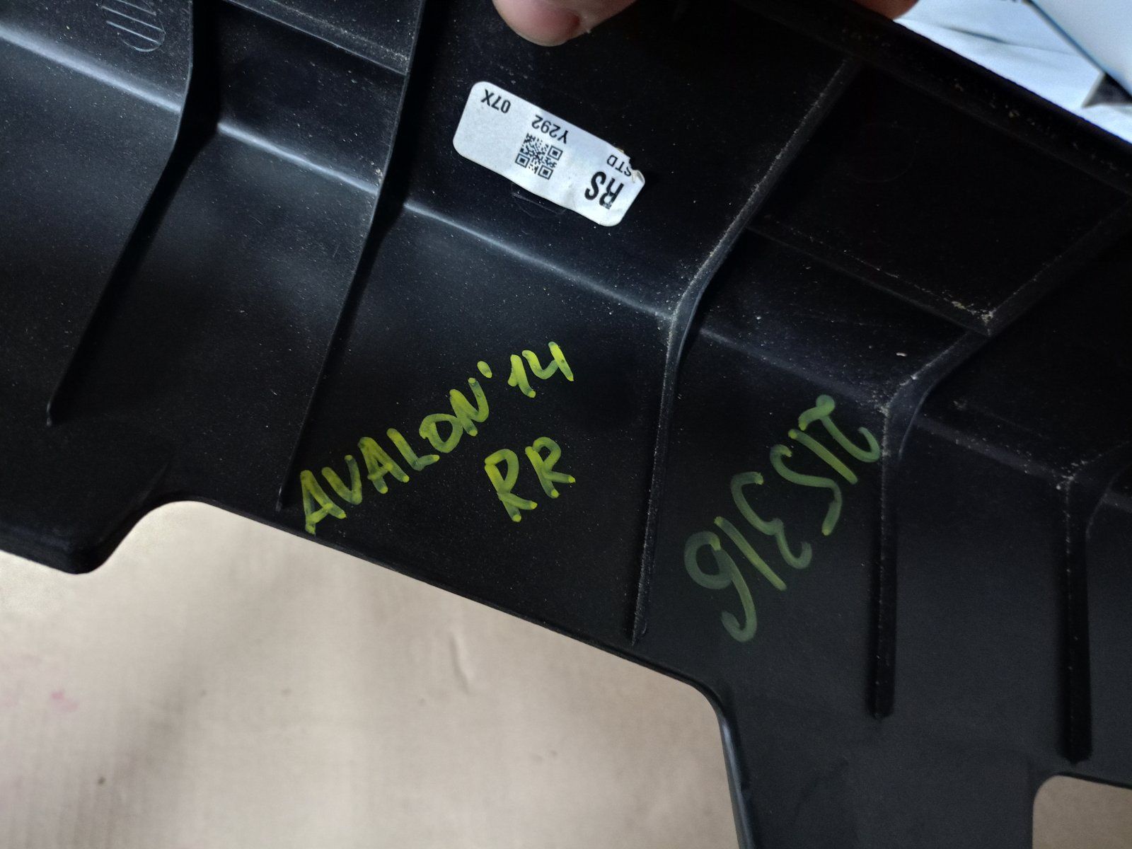 44124  Накладка задней стойки нижняя правая Toyota Avalon 13-18 черн, надлом 62553-07010 - фото фото фото 2