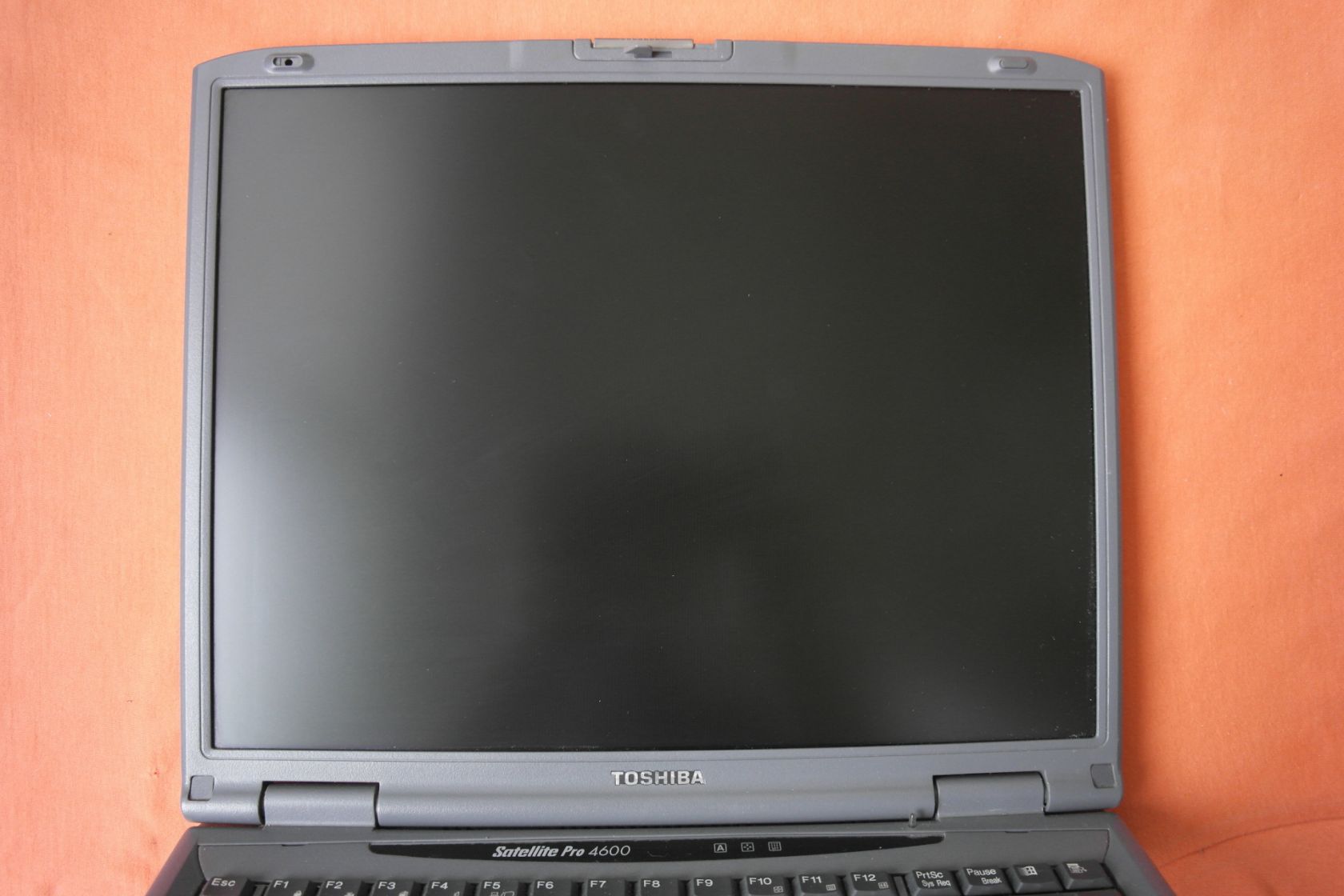 Ноутбук Toshiba Satelitte PRO 4600 PIII 850/256/20/CD-RW+DVD/15" - фото фото фото 2