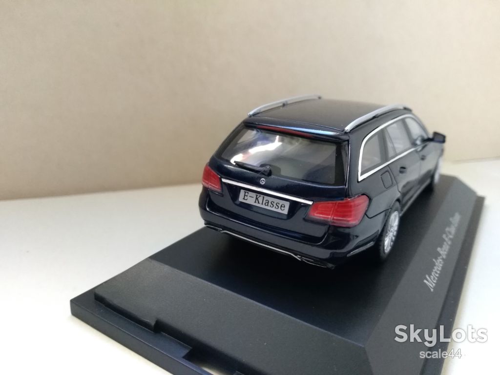 Mercedes-Benz E-Klasse Estate.Minichamps.1:43 - фото фото фото 4