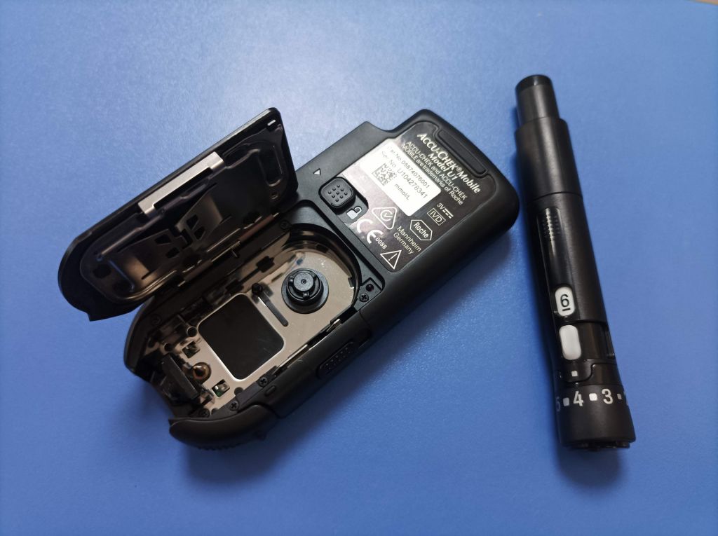 Глюкометр Accu-Chek Mobile Model U1 б/в без картриджа - фото фото фото 2