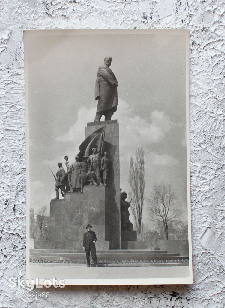Чоловік на фоні Шевченка. Харків 1950-60 - фото фото фото 0