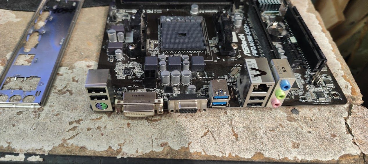 Мат. плата ASRock FM2A68M-DG3+ Socket FM2+ AMD A68H SATA RAID MicroATX 2DDR3 № 240407108 - фото фото фото 1
