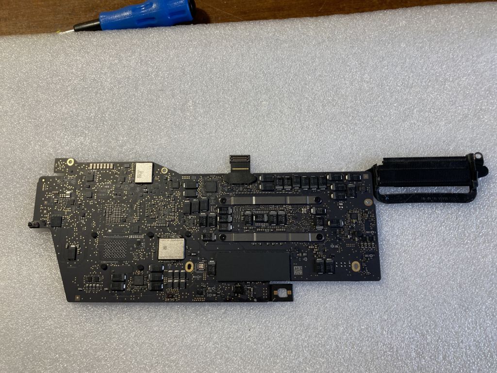 материнська плата Macbook A2159 2019р.  залочена - фото фото фото 2