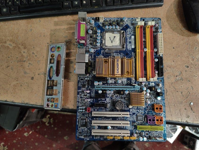 Мат. плата Gigabyte GA-P35-DS3 rev1.0 LGA775 P35 PCI-E+GbLAN SATA RAID ATX 4DDR2 № 231601 - фото фото фото 0