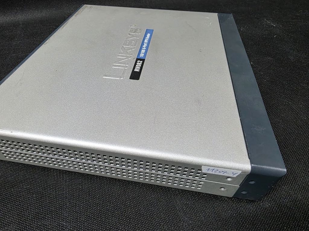 RV082 Linksys 8-Port VPN Router 10/100  (11204-4) - фото фото фото 3