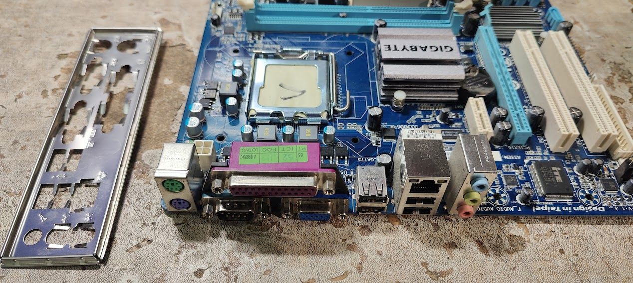 Мат. плата Gigabyte GA-G41MT-ES2L rev1.3 LGA775 G41 PCI-E+SVGA+GbLAN SATA MicroATX 2DDR3 № 241705107 - фото фото фото 2