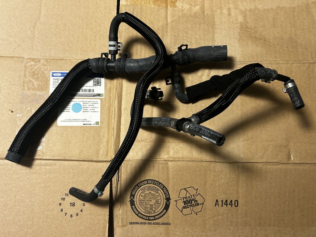 Патрубок системи охолодження Hose Assembly GV6Z-8K276-B - фото фото фото 1