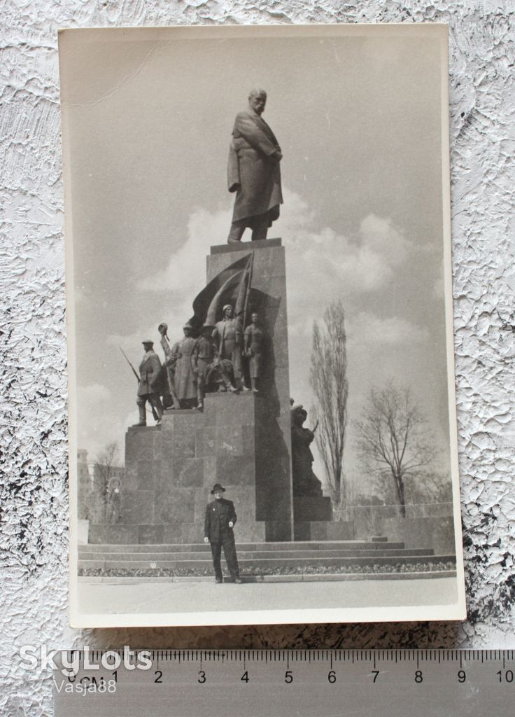 Чоловік на фоні Шевченка. Харків 1950-60 - фото фото фото 1